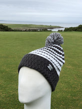 Load image into Gallery viewer, Pom Pom 20 Beanie
